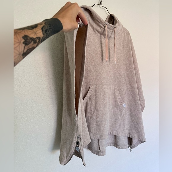 Victoria’s Secret Supermodel Poncho - Picture 3 of 9